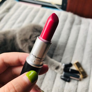 mac lustering ,比较润的一款口红,只试过色,下