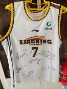 辽宁男篮张镇麟现场签名球衣一件!不是一次签的笔有色差,建议勿