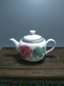 景德镇早期红旗瓷厂手绘四方釉中彩牡丹茶壶,全手工胎手绘,釉面