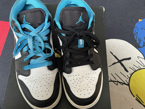 aj1激光蓝 37.5码 不想穿了 经常喜欢换鞋 便宜出了