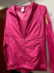 quechua迪卡侬专柜购买,户外防风防晒外衣.穿过一次后叠