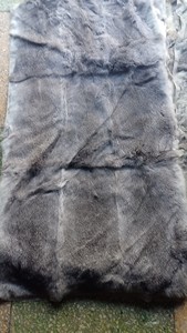 原皮原色青紫兰兔皮，九张皮做的，可做衣服内胆，毛针齐全，底绒