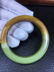 极品椴树林黄绿河磨玉～一半皮一半玉～手镯!