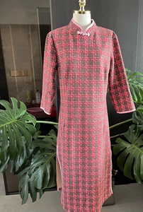 格子暗织金线大码麂皮绒新中式厚款旗袍连衣裙，暗红色和咖啡色搭