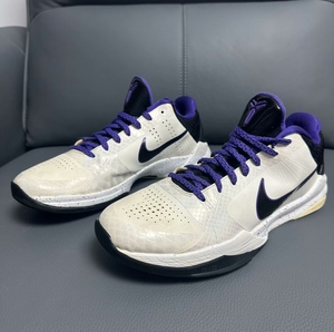 科比5白紫泼墨绝杀国王穿的那双 44码无原盒鞋面成色非常新