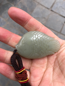 和田青玉雕刻手把件,题材鱼,尺寸60701538mm