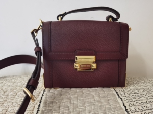 mk盒子小包,19*16,牛血红色,美代购入,有使用痕迹,五