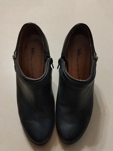 TaTa牌，出黑色的35码Frye女士踝靴，靴子采用真皮材质