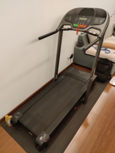 迪卡侬跑步机t500b,仅用了几次,转让,右侧支撑臂有些划痕