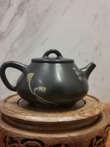 云南建水田记窑,田静大师作品,子冶石瓢紫陶壶,全手工制作,刻