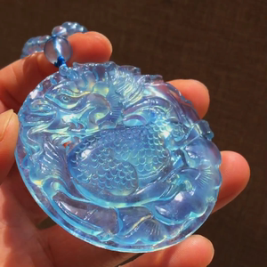 天然海蓝宝雕刻麒麟吊坠规格58*8毫米,坠重38.7克,总重