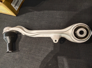 摆臂2021款宝马三系右前下摆臂3系原厂,全新
