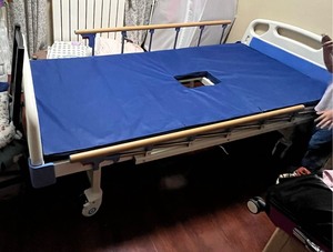 九成新护理床、医用床～可升降带餐桌。