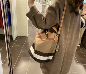 burberry大号黄麻水桶包千颂伊同款