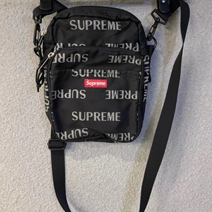 00亚历山大叶淘宝特价出售supreme tnf联名款斜挎包男 16fw ap0人