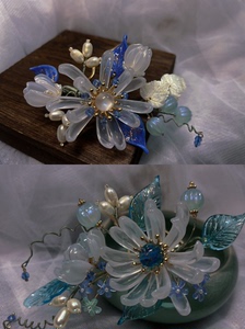 汉服旗袍发饰 簪花发梳，材料为琉璃 淡水珍珠，浅蓝色款的花蕊