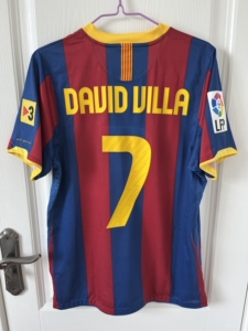 巴萨1011赛季主场比利亚球衣