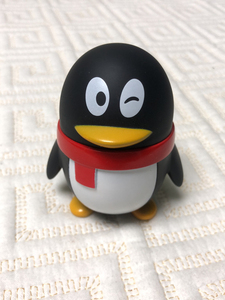 现货正版腾讯鹅厂qq手办 搪胶企鹅公仔娃娃 q哥汽车摆件创意