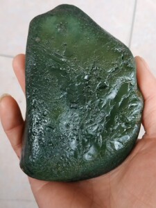 内蒙古绿鸡肝石,水冲料.品相完美无残