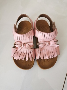 二手女童真皮凉鞋29码内长19         30元非偏远