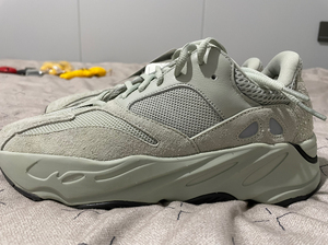 yeezy700海盐 42 2/3码全新原盒 g5 细节如图