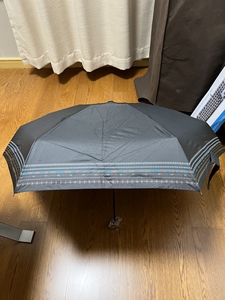 亏本清仓特价出售，静美单人女士五折晴雨伞，携带方便，重量很轻