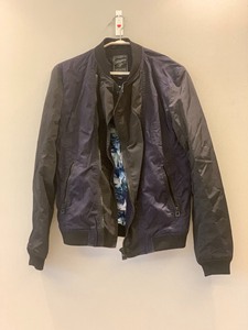 出selected思莱德男款工装夹克外套，黑色和蓝色拼接的，