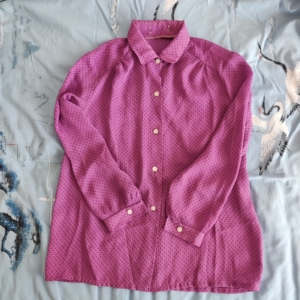 70年代买的老乔其纱上衣,7颗有机玻璃扣衬衫,手机拍照有色差