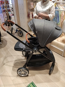 英氏 高景观 婴儿车 这个高景观婴儿推车可面向大人也可面向外