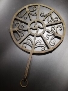 全部#奇门兵器 铁团扇 应为绿林女侠所用,扇柄挂环应连接