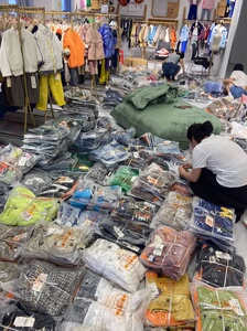 童装批发市场开始清货 巴拉巴拉欧抱抱品牌童装尾货批发清仓处理