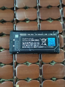 ndsi原装电池测试过电量充足外观贴纸有磨损其它没问题