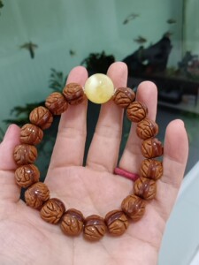 桃核手串纯手盘,一颗蜜蜡顶珠,卡1.7,2.9克,桃核卡1.