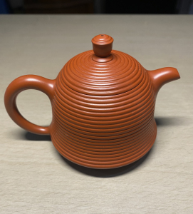 章燕明大师作品/朱泥手拉壶,约100毫升,品相完美.