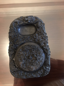 「墨宝阁」九龙戏珠砚台一个,品相完好无损,重约1468克,长