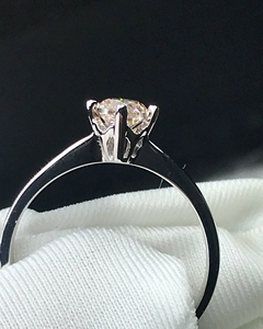 刚回收到老凤祥钻石戒指一枚:au750金重1.70克:钻石4