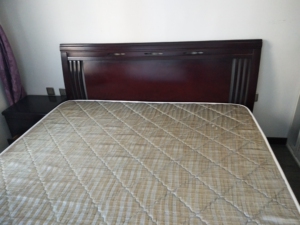 纯实木床低价处理了,带实木床头柜,床是南丰品牌的实木床,一米