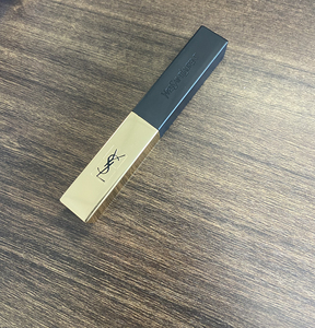 出ysl圣罗兰小金条一只,色号n21 ,包装还在,仅试色.