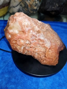 新疆天然俏色地表蛋白玉原石,3斤多