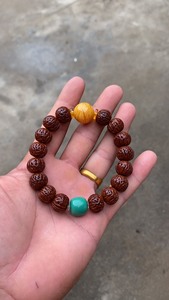 最难红的树籽类没有之一全网找对手,自玩十年包浆老桃核手串,边