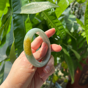 天然鸡油黄黄翡a货缅甸老坑翡翠手镯,手机实拍.正装全新,有鉴