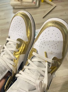aj1专柜金色女款篮球鞋,买回来就穿了二次37.5码,没洗过
