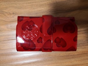 女款钱包，马连奴的，全新，里面牛皮外面漆皮。很正的红色，晚上
