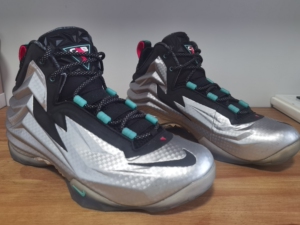 篮球鞋 保真 巴克利电光银喷泡限量反光 44码9新篮球鞋