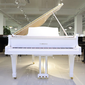 雅马哈白色三角钢琴