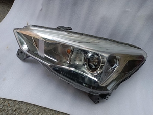 长城哈弗m6左前大灯,原厂拆车件,图中手指处缺脚灯面小花,带