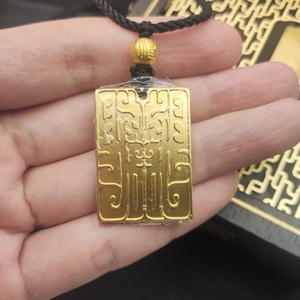 周大福传承系列龙纳百福牌吊坠 百福牌 福在眼前