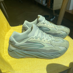 椰子yezzy700 火山灰 穿了两次,正品,成色很新!一口