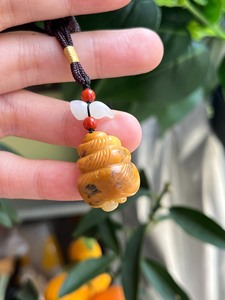 新疆和田玉籽料黄沁小海螺吊坠，全手工雕刻特别有意思的小东西，