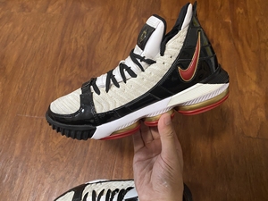 詹姆斯lbj16黑金超人nike耐克篮球鞋,黄金码42.5